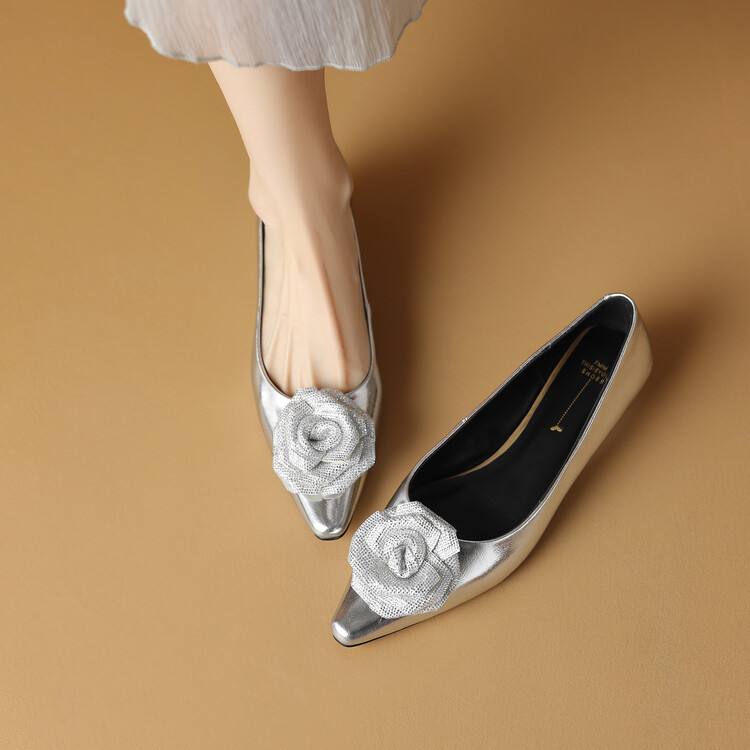 轻奢风~水钻玫瑰花朵单鞋2024新款真皮法式坡跟低跟尖头浅口女鞋