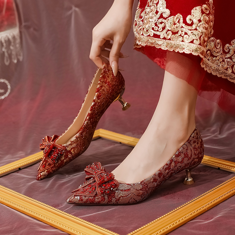 中式红色婚鞋新娘鞋2024年新款3cm低跟蝴蝶结高跟鞋女细跟水晶鞋