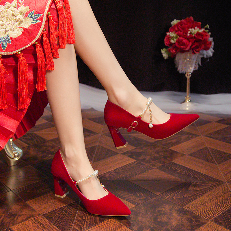红色秀禾婚鞋一字带珍珠链高跟鞋女中式结婚敬酒鞋不累脚新娘鞋